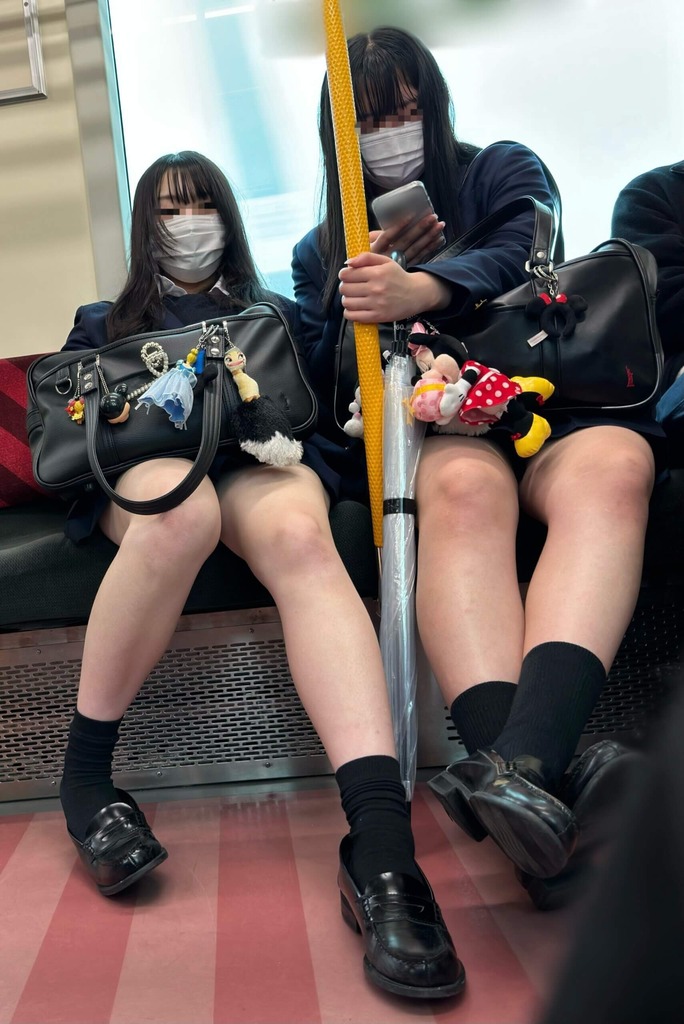 【画像】電車で制服JKを見かけたらスマホを見る余裕なんてないよなwww