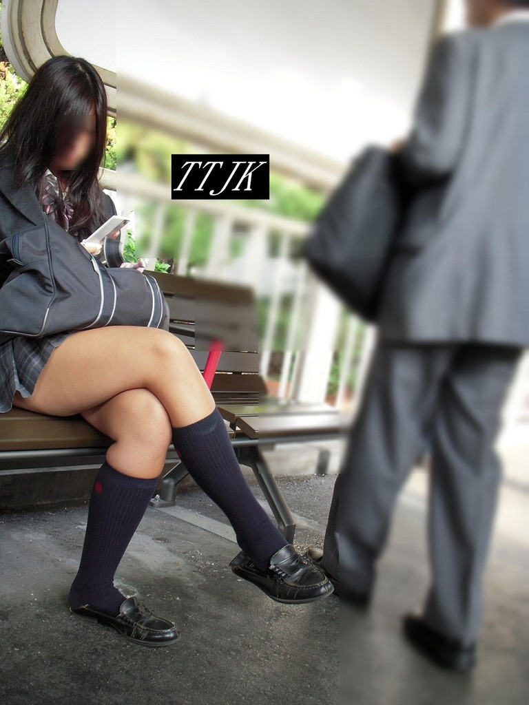 足を組んだだけで100倍エロくなる女子高生の太もも写真