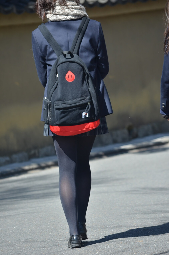 【画像】生脚よりも好きな人が多い？黒タイツ女子高生