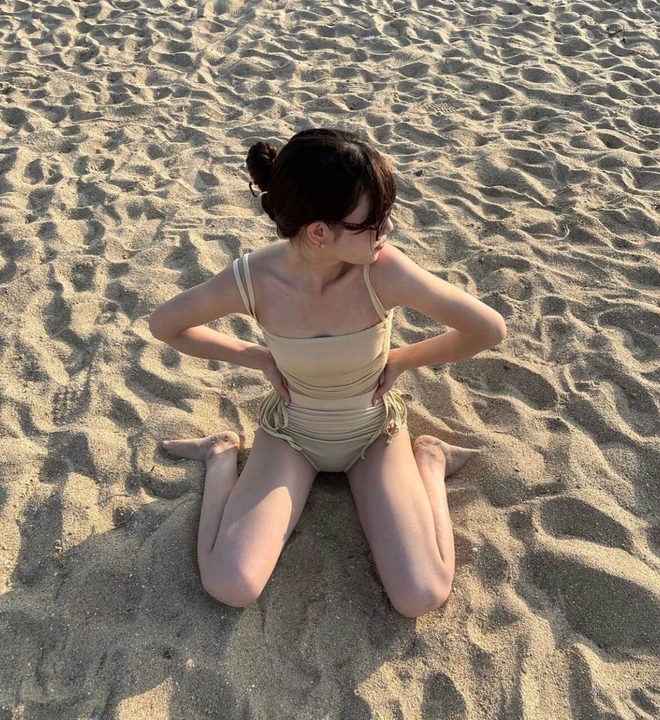 夏を満喫してエロボディを披露してる水着女子高生