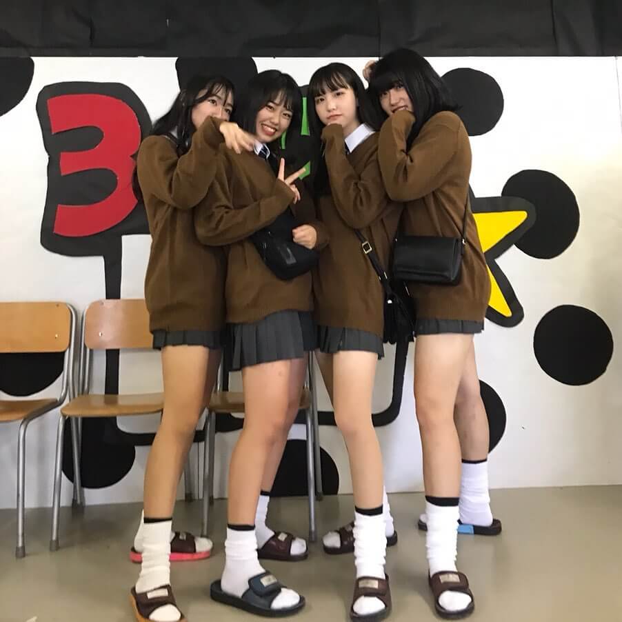画面からいい匂いが漂ってきそうな女子高生集合写真