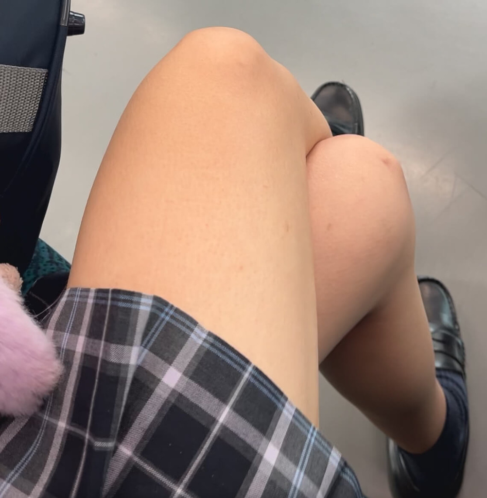 【画像】太ももの隙間に男の夢がたくさん詰まっている足組女子高生
