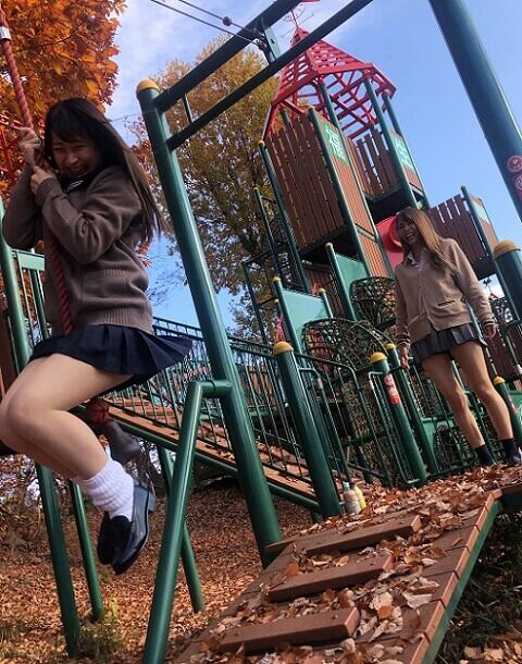 仲良しな友達と一緒だと無防備になる女子高生がエロすぎる