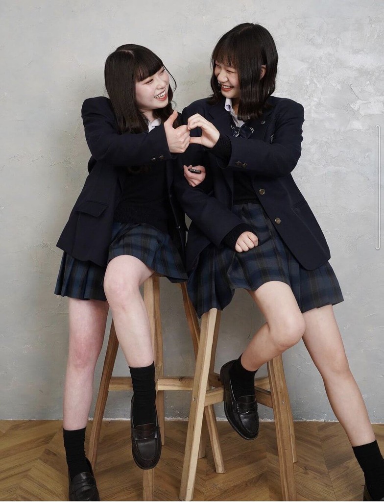 友達と一緒に自撮りして楽しむJKちゃんww