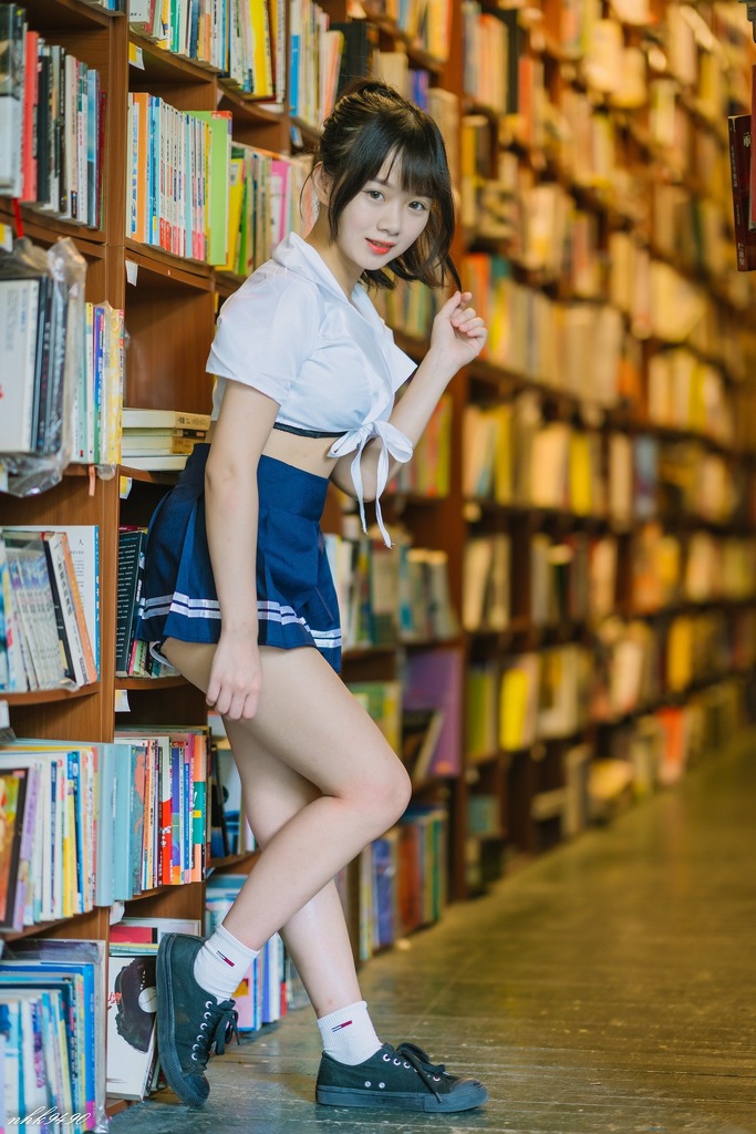図書室で無防備な格好で読書をしている女子高生を発見！