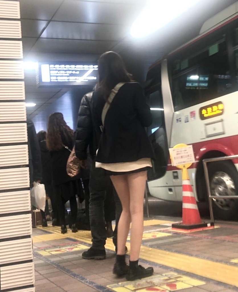 こんな女子高生が目の前にいたら無理矢理でも進路変更するよなwww