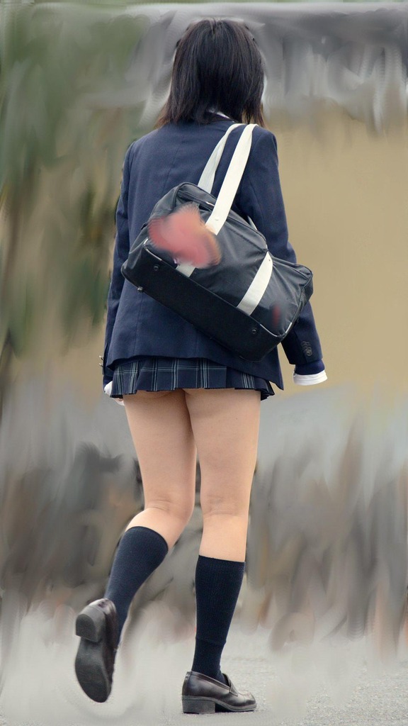 どんな眠気も見ただけで吹き飛ぶ女子高生の太もも