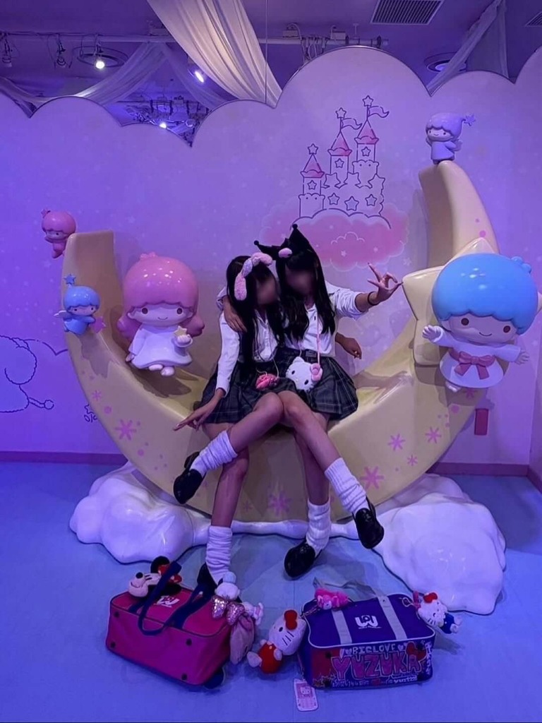 女子高生が履くだけでエロさ100倍になる魔法のアイテム「ルーズソックス」