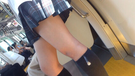 普通に立っているだけでもエロい女子高生の太もも