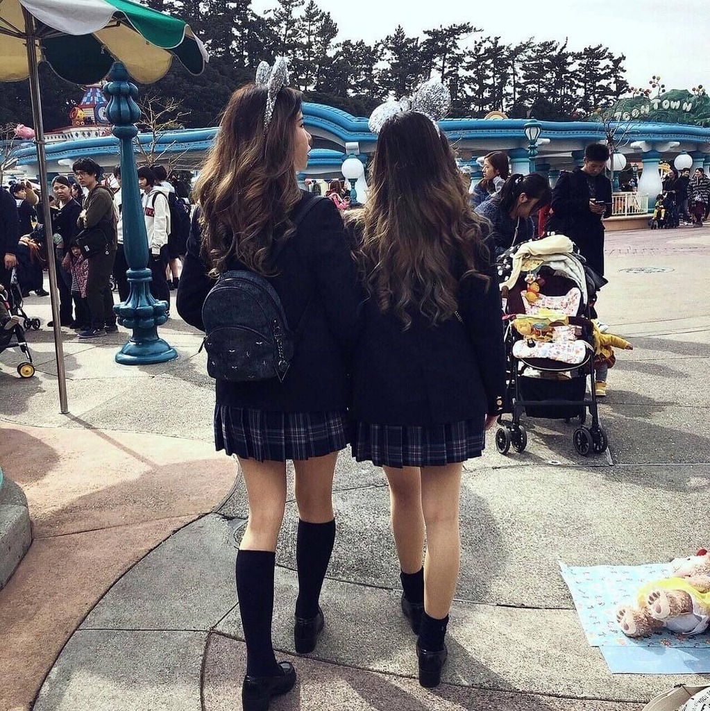 夢の国では人混みの中でさりげなく女子高生に接近できるのでは？