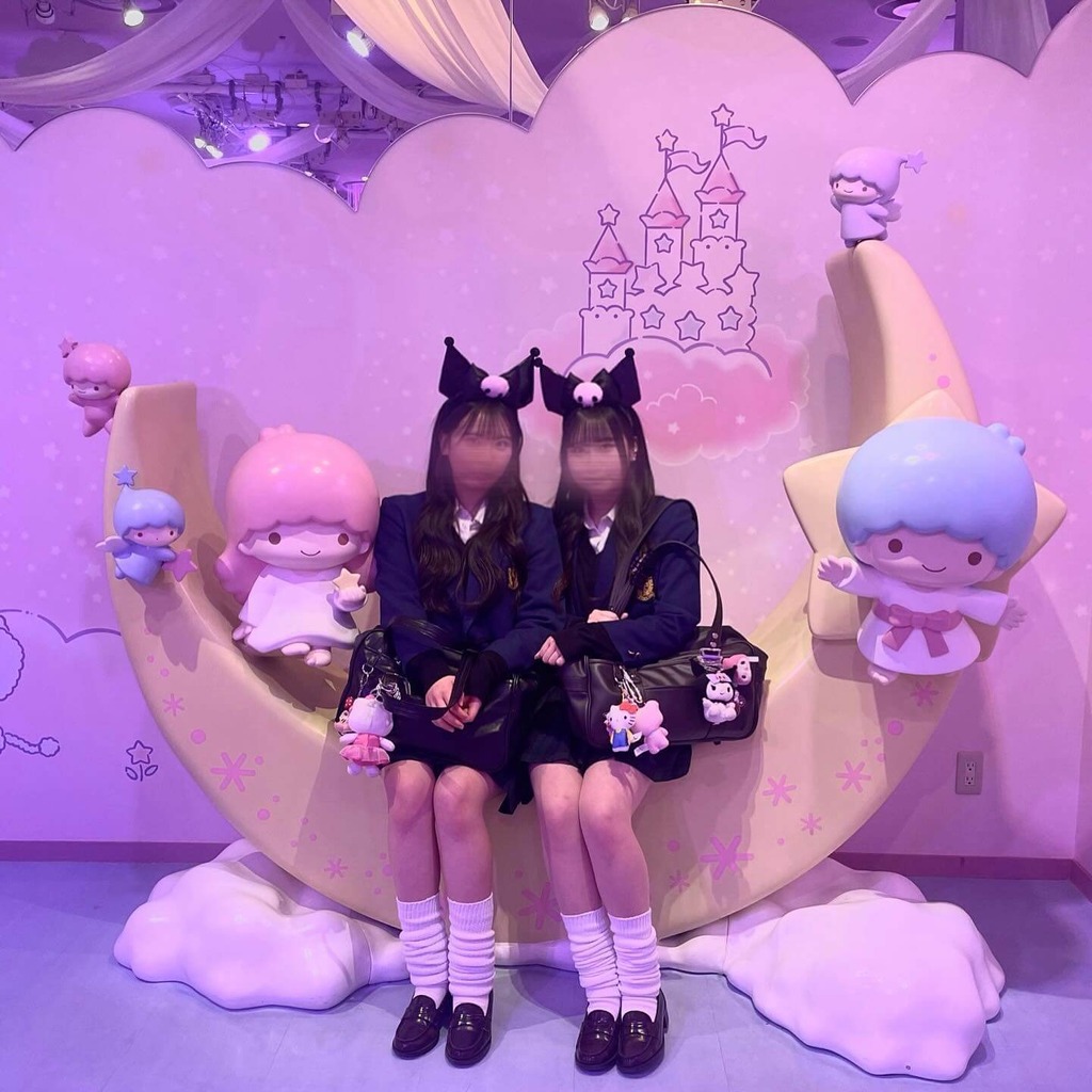 放課後は友達と遊んで楽しそうに青春してるおふざけ女子高生