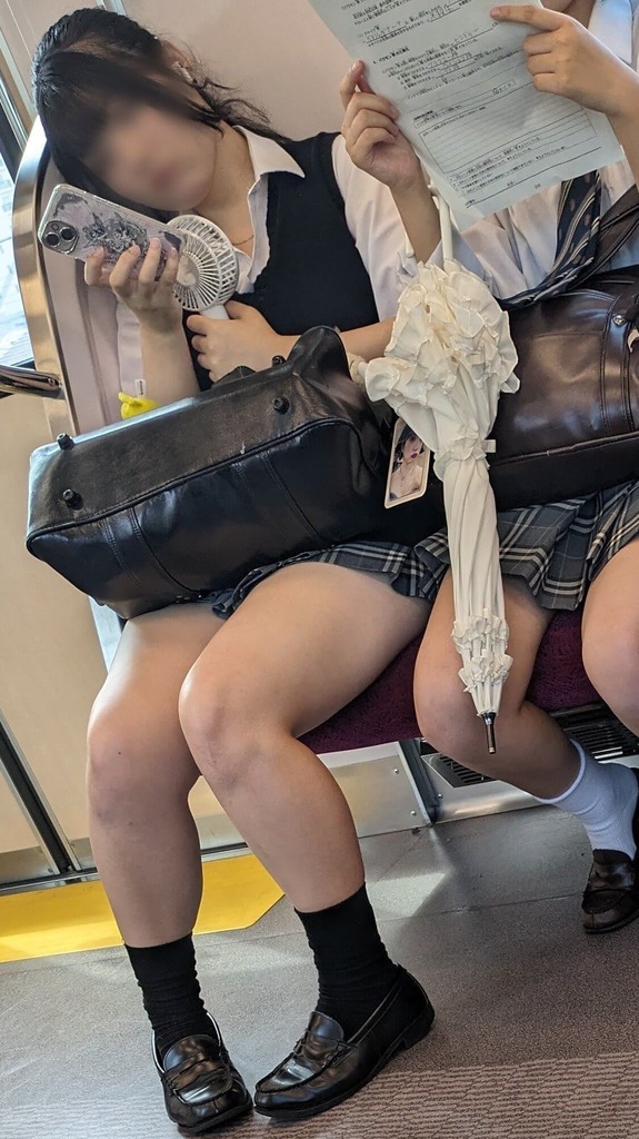 【画像】電車でスマホ見て油断している女子高生は狙い目だよなwww