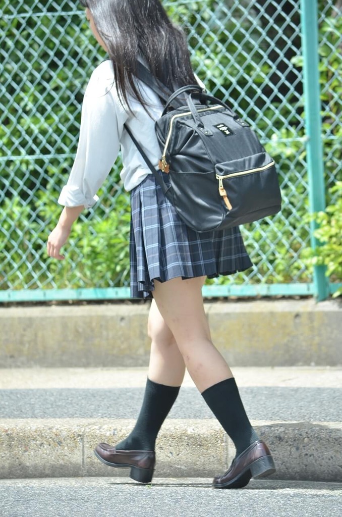 街中でぼーっとしながらJKウォッチングしたくなるよなww