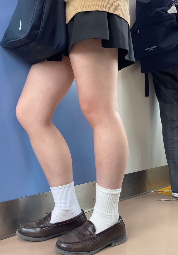 【画像】女子高生のミニスカ太ももはいつ見てもエロすぎるwww