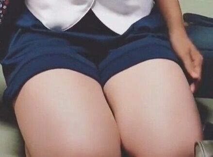 撮られているとも知らずにムチムチ太ももをさらけ出す女子高生