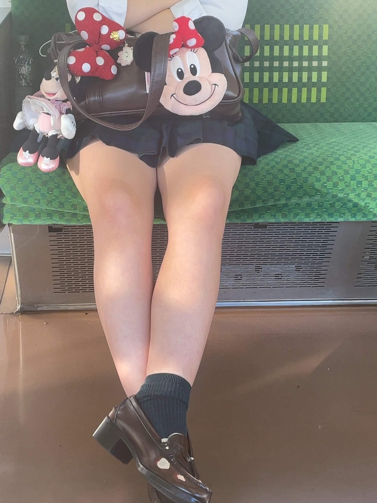 電車で座っている女子高生の前に立てばムッチリ太もも見放題だよな！