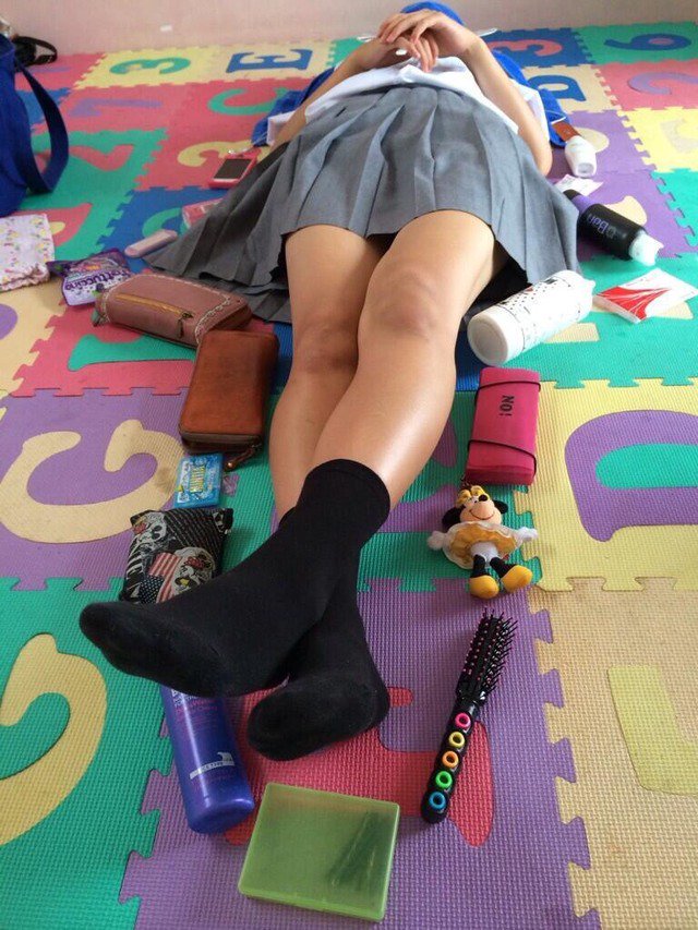 調子に乗った姿を友達に撮られちゃった女子高生