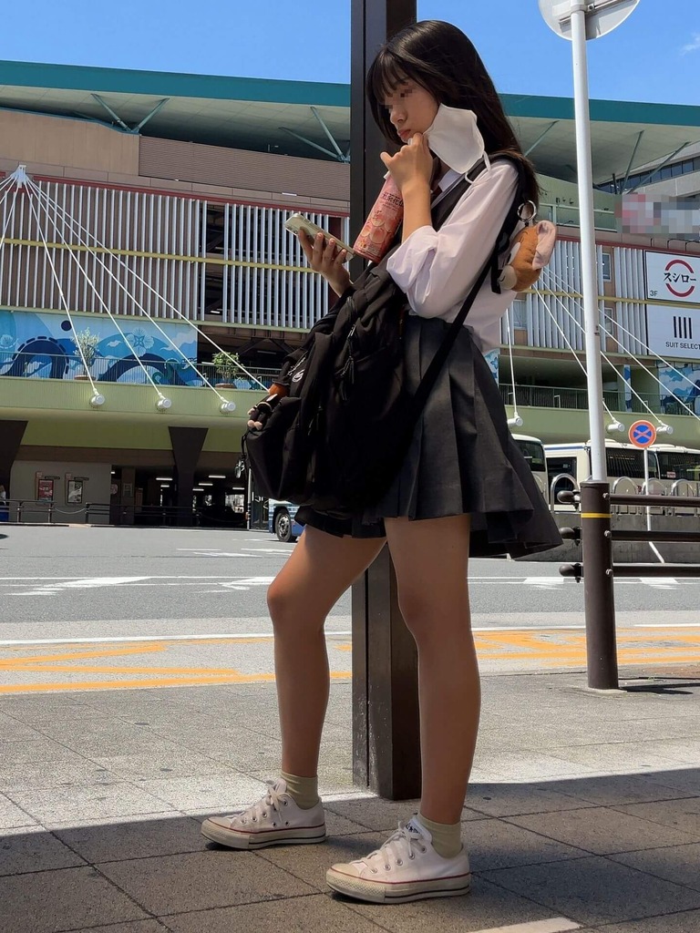 女子高生が歩いてるだけでシコシコできる奴集まれ〜