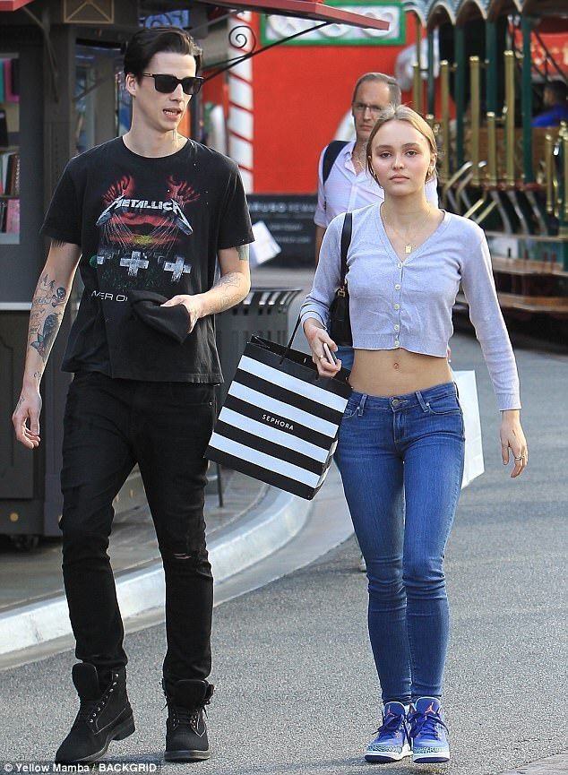 お腹がぺったんこ リリー ローズ デップが恋人のアッシュ スタイメストとショッピングモールにお出かけ Lily Rose Depp And Ash Stymest At Shopping Mall マリポサのセレブリティー Gossip お腹がぺったんこ リリー ローズ デップが恋人のアッシュ スタイメストとショッピングモールにお出かけ Lily Rose Depp And Ash Stymest At Shopping Mall マリポサのセレブリティー Gossip