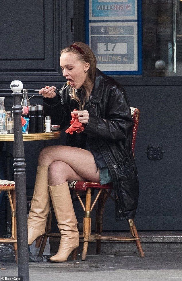19歳には見えない老け顔 リリー ローズ デップがヴァネッサ パラディとランチにお出かけ Lily Rose Depp Joins Mother Vanessa Paradis For Lunch マリポサのセレブリティー Gossip 19歳には見えない老け顔 リリー ローズ デップがヴァネッサ パラディとランチにお出かけ Lily Rose Depp Joins Mother Vanessa Paradis For Lunch マリポサのセレブリティー Gossip