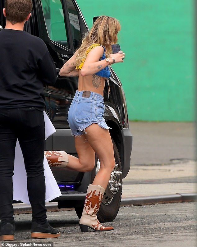 脇腹のタトゥーが過激 マイリー サイラスが新曲のプロモーションにお出かけ Miley Cyrus Promotes New Album She Is Coming マリポサのセレブリティー Gossip 脇腹のタトゥーが過激 マイリー サイラスが新曲のプロモーションにお出かけ Miley Cyrus Promotes New Album She Is Coming マリポサのセレブリティー Gossip