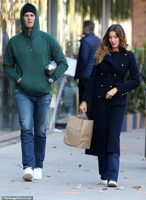 【すっぴんは地味顔…！？】ジゼルが夫のトム・ブレイディとショッピングにお出かけ！Gisele Bundchen steps out with husband Tom Brady