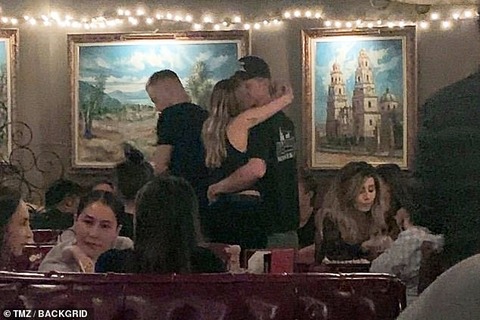 【人目も気にせずラブラブ…！？】マイリー・サイラスとコーディー・シンプソンがレストランでキス！Miley Cyrus and Cody Simpson share a kiss in a restaurant