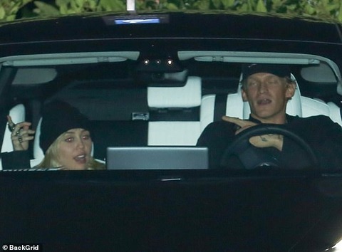 【意外と長続き…！？】マイリー・サイラスが恋人のコーディー・シンプソンとディナーデート！Miley Cyrus enjoys a night out with Cody Simpson