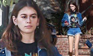 【顔色が悪くて超不機嫌…！？】カイア・ガーバーがサンタモニカでお出かけ！Kaia Gerber steps out in Santa Monica インスタ 痩せすぎ