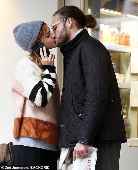 【人目も気にせず路上キス…！？】エマ・ワトソンが謎のイケメンとランチデート！Emma Watson shares a kiss with mystery man