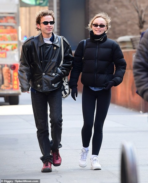 【お似合いカップル…！？】リリー・ローズ・デップが男友達とお出かけ！Lily Rose Depp steps out with a male pal