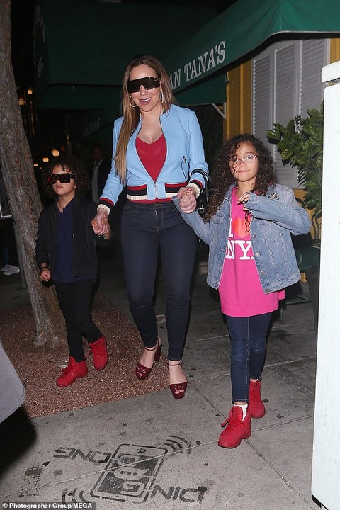 【また太ってきてる…！？】マライア・キャリーが双子ちゃんとディナーにお出かけ！Mariah Carey steps out with twins