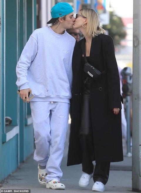 【キスが止まらない…！？】ジャスティン・ビーバーとヘイリー・ビーバーがLAでお出かけ！Justin Bieber plants kiss on Hailey