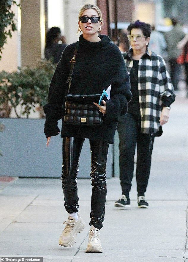 歩きタバコかと思った ヘイリー ビーバーがジャスティン スカイと一緒にお出かけ Hailey Bieber Steps Out In La マリポサのセレブリティー Gossip 歩きタバコかと思った ヘイリー ビーバーがジャスティン スカイと一緒にお出かけ Hailey Bieber Steps Out In La マリポサのセレブリティー Gossip