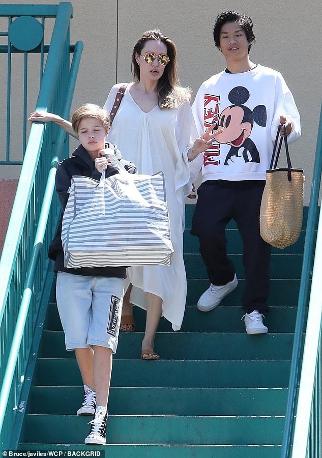 イケメン度が増してるシャイロちゃん アンジェリーナ ジョリーが子供たちとショッピングにお出かけ Angelina Jolie Shops With Pax And Shiloh マリポサのセレブリティー Gossip