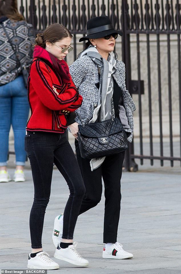 全身ブランドファッション キャサリン ゼタ ジョーンズが娘キャリースとパリ市内観光にお出かけ Catherine Zeta Jones Takes Daughter Carys To Visit The Notre Dame Cathedral マリポサのセレブリティー Gossip 全身ブランドファッション キャサリン ゼタ ジョーンズが娘キャリースとパリ市内観光にお出かけ Catherine Zeta Jones Takes Daughter Carys To Visit The Notre Dame Cathedral マリポサのセレブリティー Gossip