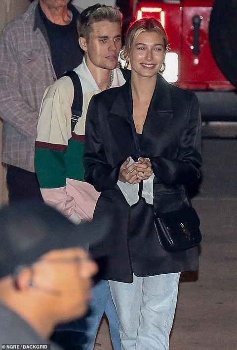 【オタク風ファッション…！？】ジャスティン・ビーバーとヘイリー・ビーバーが教会にお出かけ！Justin Bieber steps out for church with Hailey