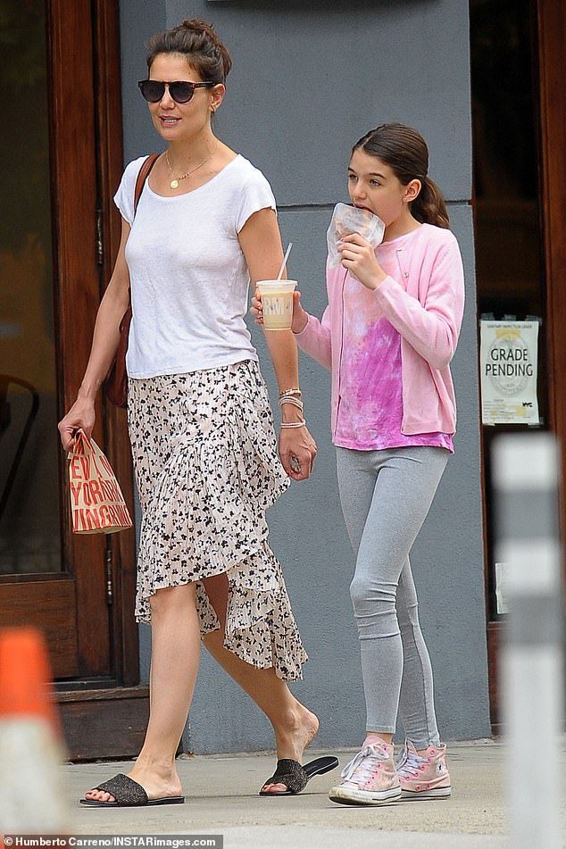 大口あけてドーナツ食べ歩きするスリちゃん ケイティ ホームズと娘のスリがnyでお出かけ Katie Holmes And Daughter Suri Step Out In New York マリポサのセレブリティー Gossip