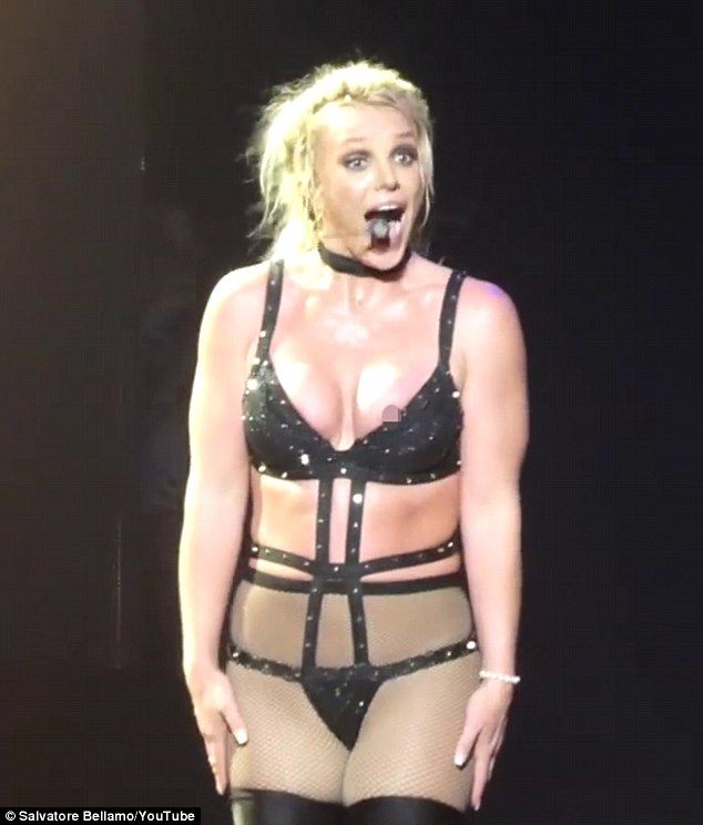 寄せ上げすぎてはみ出た ブリトニー スピアーズがコンサートで熱唱中にポロリ Britney Spears Suffers Wardrobe Malfunction During Concert マリポサのセレブリティー Gossip 寄せ上げすぎてはみ出た ブリトニー スピアーズがコンサートで熱唱中にポロリ Britney Spears Suffers Wardrobe Malfunction During Concert マリポサのセレブリティー Gossip