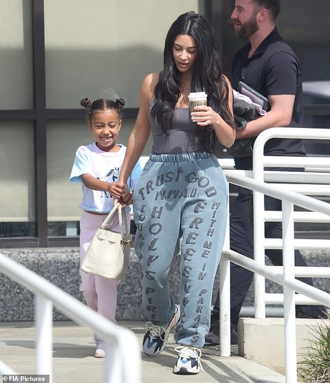 【すっぴんが別人顔…！？】キム・カーダシアンが娘のノースとエステサロンにお出かけ！Kim Kardashian and North leave the spa