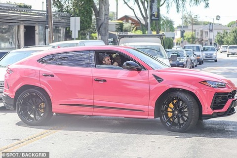 【鼻ほじりまくってる…！？】ジャスティン・ビーバーとヘイリー・ビーバーがLAでドライブ！Justin Bieber and wife Hailey seen driving in LA