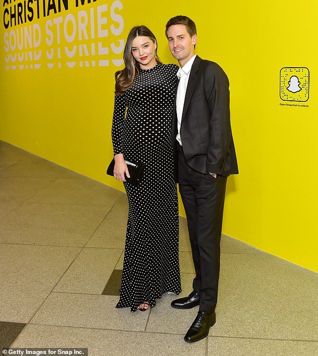 お腹も顔もパンパン 第3子妊娠中のミランダ カーが夫のエヴァン スピーゲルとイベントに登場 Miranda Kerr And Evan Spiegel At Exhibition マリポサのセレブリティー Gossip お腹も顔もパンパン 第3子妊娠中のミランダ カーが夫のエヴァン スピーゲルとイベントに登場 Miranda Kerr And Evan Spiegel At Exhibition マリポサのセレブリティー Gossip