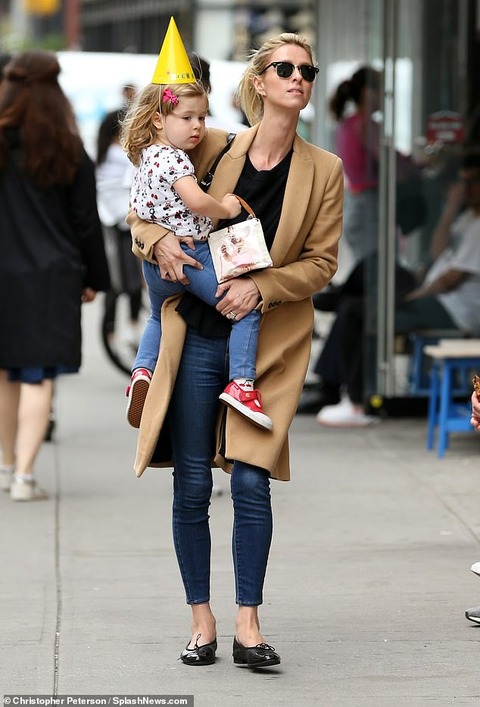 【むちむちで激カワ…！？】ニッキー・ヒルトンが娘のリリー・ローズとジュースバーにお出かけ！Nicky Hilton steps out for juice bar with daughter Lily-Grace