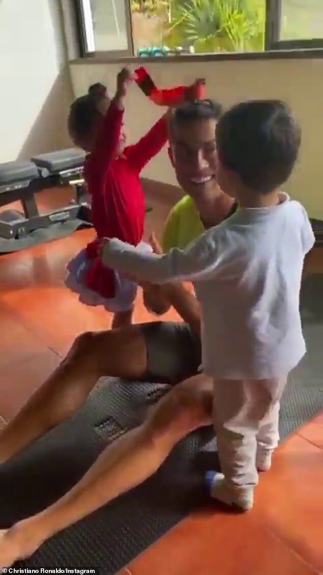 マッチョぶりがすごい クリスティアーノ ロナウドが子供たちと一緒にワークアウト Cristiano Ronaldo Uses His Kids As Weights マリポサのセレブリティー Gossip