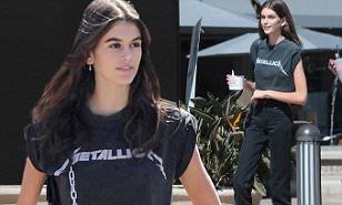 痩せすぎで人相が変わった シンディ クロフォードの娘カイア ガーバーがマリブで友人とお出かけ Kaia Gerber Steps Out In Malibu 痩せすぎ 脚の長さ マリポサのセレブリティウォッチ