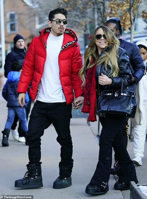 二重アゴになってる マライア キャリーが恋人のブライアン タナカとアスペンでショッピング Mariah Carey Steps Out For Shopping With Bryan Tanaka マリポサのセレブリティウォッチ 二重アゴになってる マライア キャリーが恋人のブライアン タナカとアスペンでショッピング Mariah Carey Steps Out For Shopping With Bryan Tanaka マリポサのセレブリティウォッチ