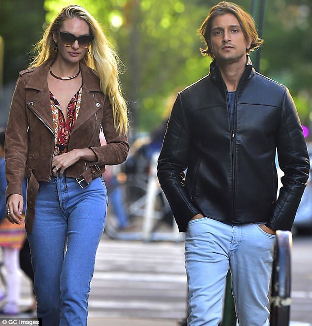 険悪そうな雰囲気 キャンディス スワンポールが婚約者のハーマン ニコリとお出かけ Candice Swanepoel Steps Out With Fiance Hermann Nicoli マリポサのセレブリティウォッチ 険悪そうな雰囲気 キャンディス スワンポールが婚約者のハーマン ニコリとお出かけ Candice Swanepoel Steps Out With Fiance Hermann Nicoli マリポサのセレブリティウォッチ