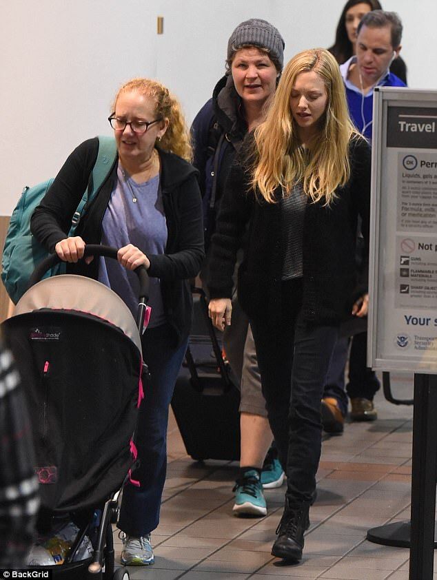 表情険しい スッピンのアマンダ セイフライドが母親と8ヶ月の娘を連れて空港に到着 Amanda Seyfried With Her Baby And Mom At La Airport マリポサのセレブリティウォッチ 表情険しい スッピンのアマンダ セイフライドが母親と8ヶ月の娘を連れて空港に到着 Amanda Seyfried With Her Baby And Mom At La Airport マリポサのセレブリティウォッチ
