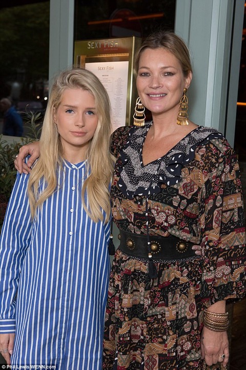 子供みたい ケイト モスが異母妹のロッティ モスとランチにお出かけ Kate Moss Enjoys Lunch Date With Lottie マリポサのセレブリティウォッチ 子供みたい ケイト モスが異母妹のロッティ モスとランチにお出かけ Kate Moss Enjoys Lunch Date With Lottie マリポサのセレブリティウォッチ