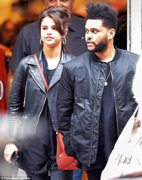 服装や顔まで似てきた セレーナ ゴメスと恋人のザ ウィークエンドがお買い物デート Selena Gomez Steps Out For Shopping With The Weekndインスタ 私服 新曲 ジャスティン 結婚 マリポサのセレブリティウォッチ 服装や顔まで似てきた セレーナ ゴメスと恋人のザ ウィークエンドがお買い物デート Selena Gomez Steps Out For Shopping With The Weekndインスタ 私服 新曲 ジャスティン 結婚 マリポサのセレブリティウォッチ